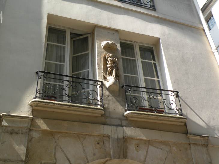  statue sur façade,14-16-18 rue de Bièvre
